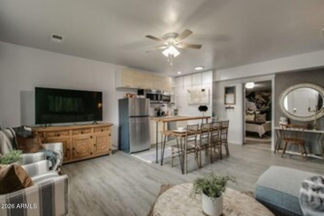 830 E Maryland Avenue - Photo 1