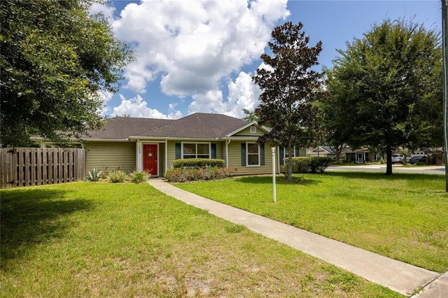 1608 Ne 45th Place - Photo 1