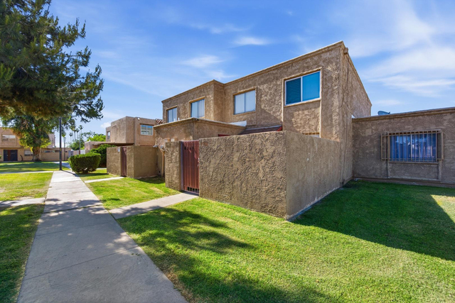 6705 W Devonshire Avenue - Photo 1