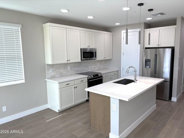 1009 E Pasadena Avenue - Photo 1