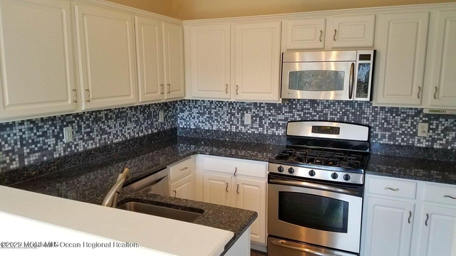 11 Hawthorne Drive - Photo 1
