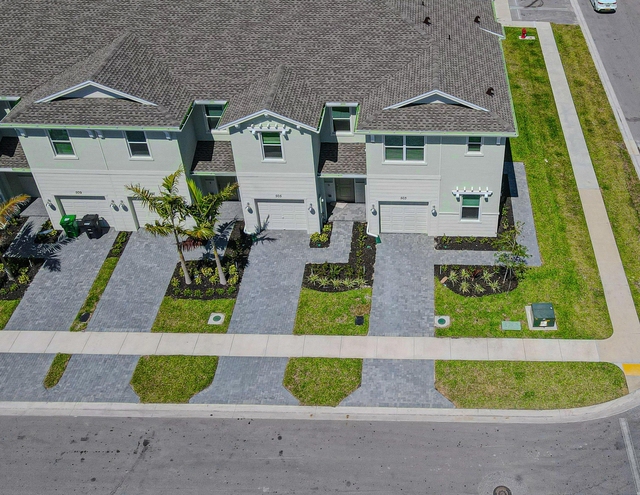 503 Se Rivergrass Street - Photo 1