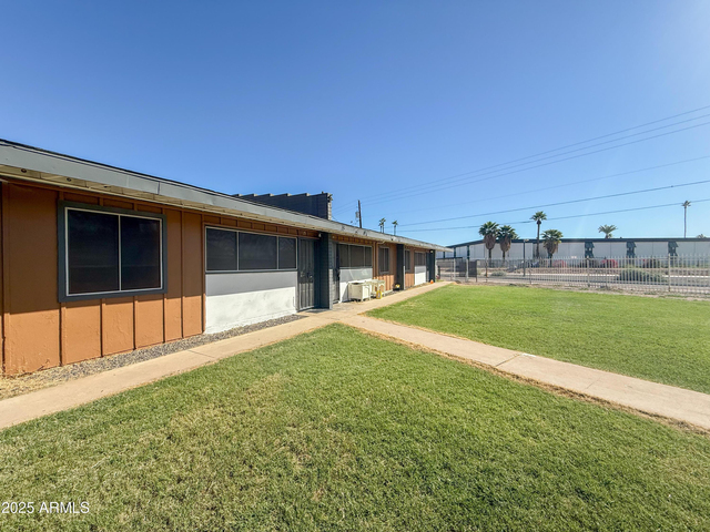 2123 W Devonshire Avenue - Photo 1