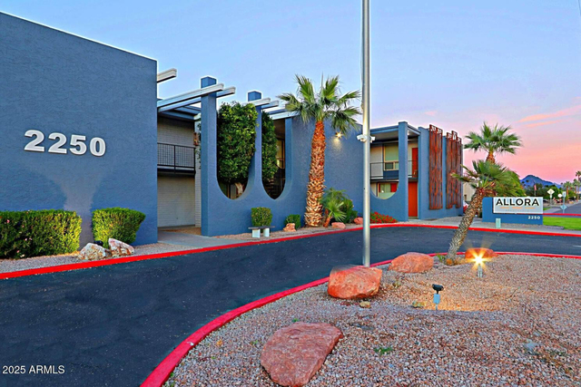 2250 W Glendale Avenue - Photo 1