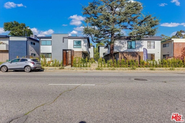 5722 Woodman Ave - Photo 1