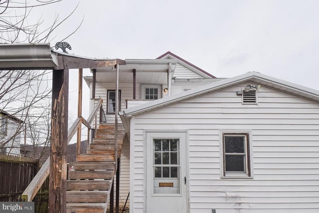 33 1/2 C Street - Photo 1