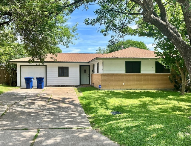 2218 19th Avenue N - Photo 1