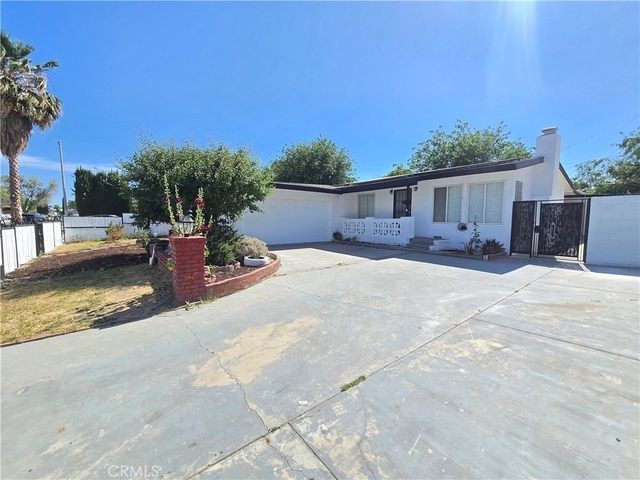 44221 4th E - Photo 1
