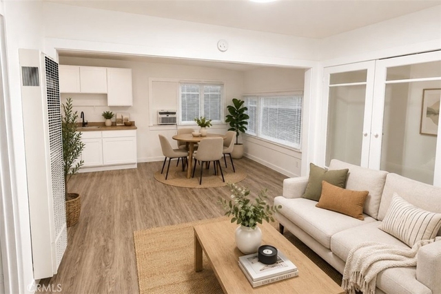 1007 E Maple St - Photo 1