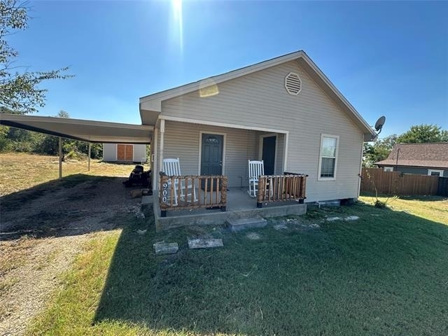 900 W Avenue F - Photo 1
