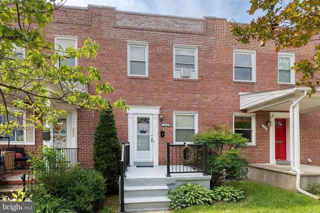 1011 W 42nd Street - Photo 1