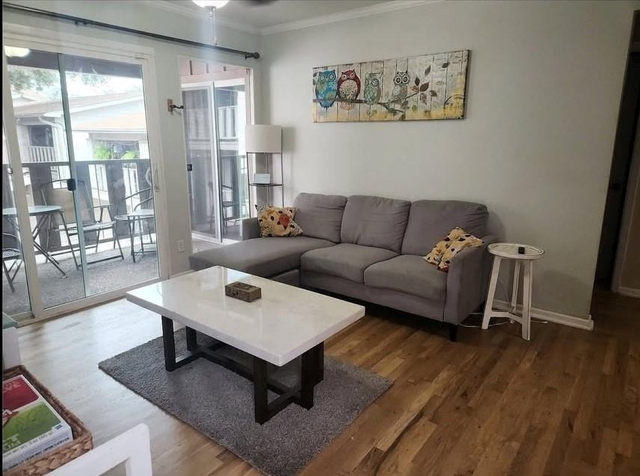 1304 Summit St - Photo 1