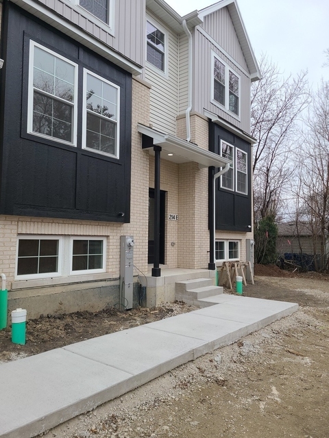 212 Walnut Street N - Photo 1