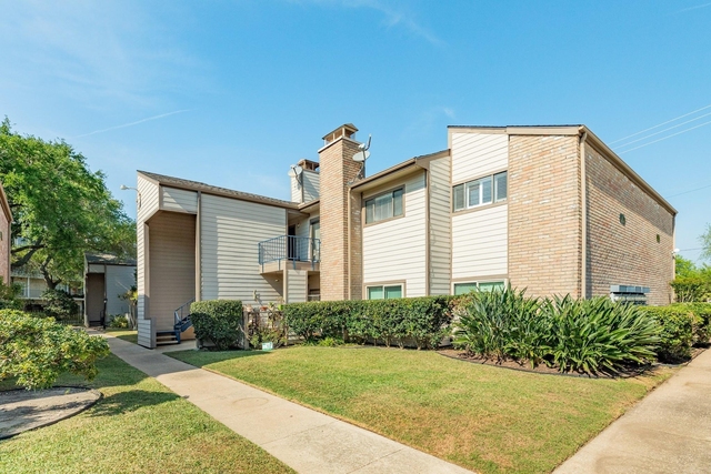 7140 N Holiday Drive - Photo 1