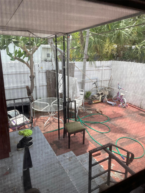 820 Sw 1st Place - Photo 1