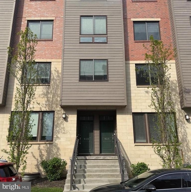 909 Lakeview Court - Photo 1