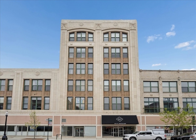 3151 N Lincoln Avenue - Photo 1