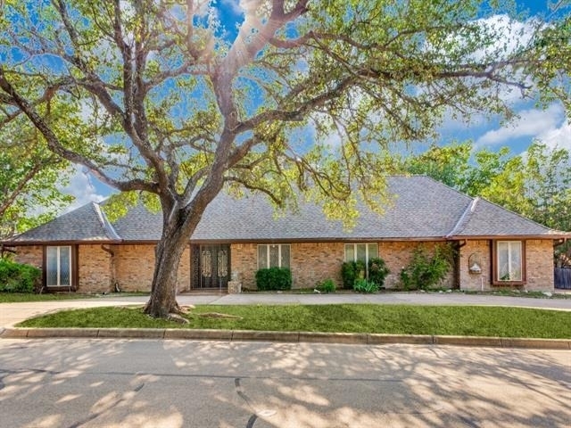 412 Oakmont Lane N - Photo 1