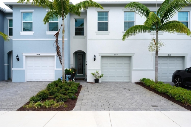 1832 Se Roxy Way - Photo 1