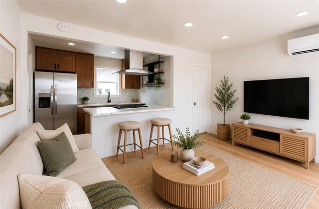 784 E Walton Street - Photo 1