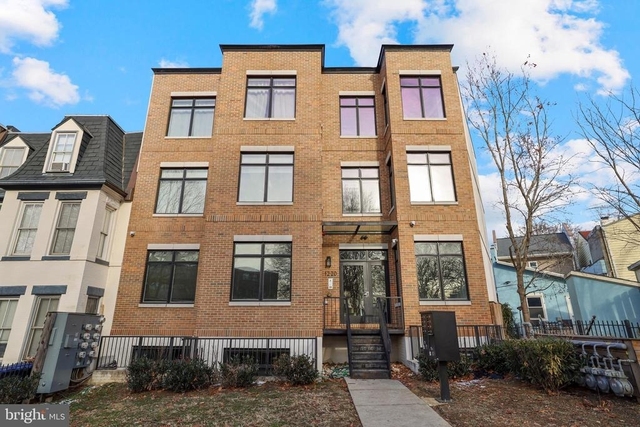 1220 Potomac Avenue Se - Photo 1