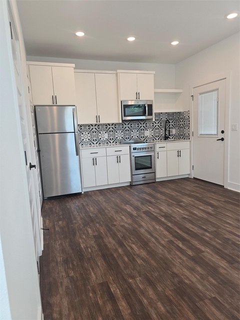 7601 Carver Ave - Photo 1