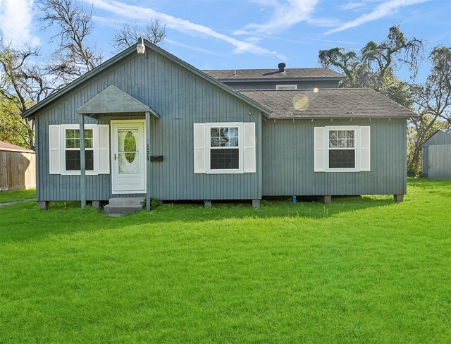 1029 Sycamore Street - Photo 1