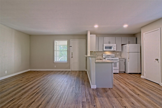401 Hedgewood Dr - Photo 1