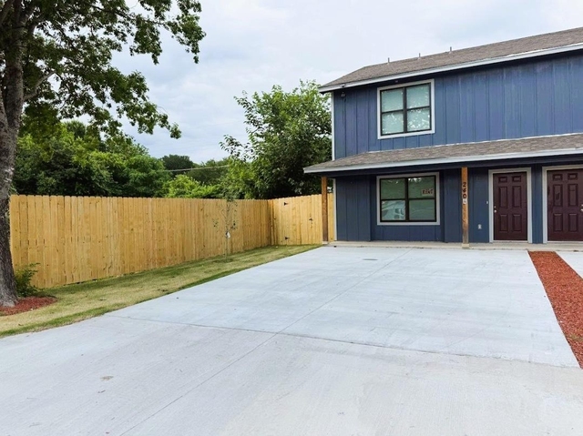 240 W Elm St - Photo 1