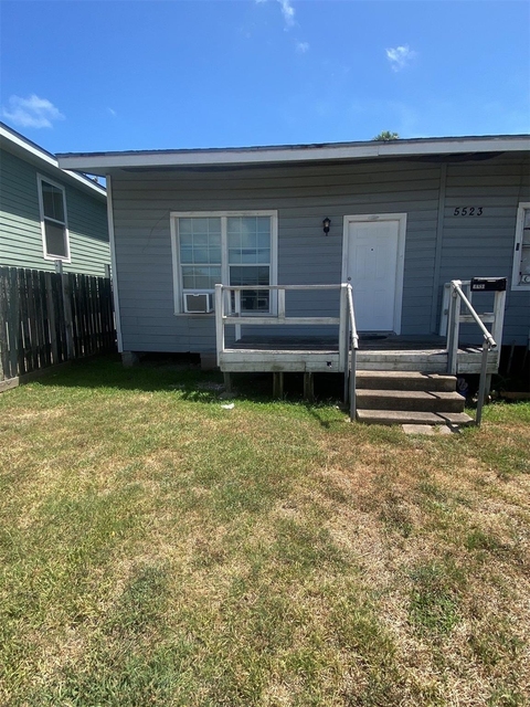 5523 Avenue O 1/2 - Photo 1