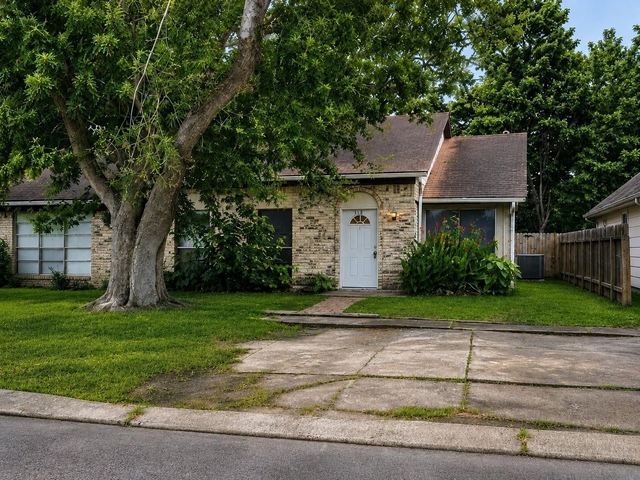 615 Cole Street - Photo 1