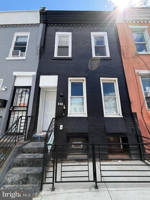 240 W Ontario Street - Photo 1