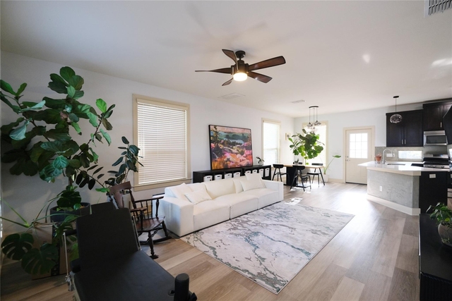 604 Allen St - Photo 1