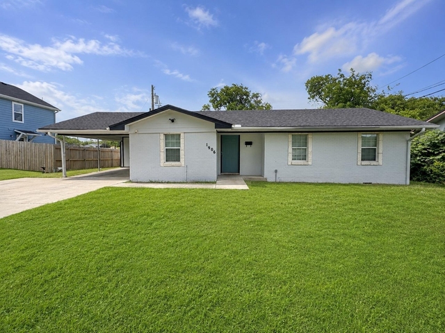 1906 E Avenue G - Photo 1