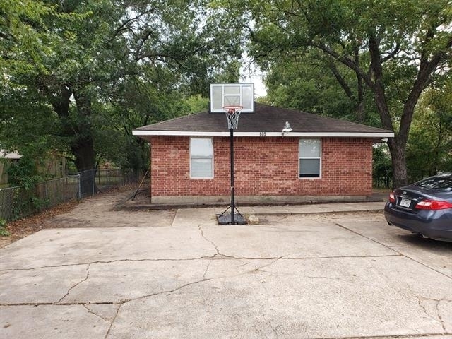 605 Nw Main Street - Photo 1