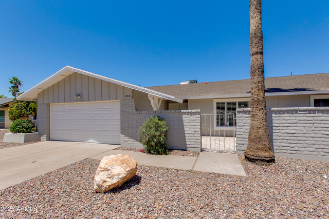 1206 E Greenway Drive - Photo 1