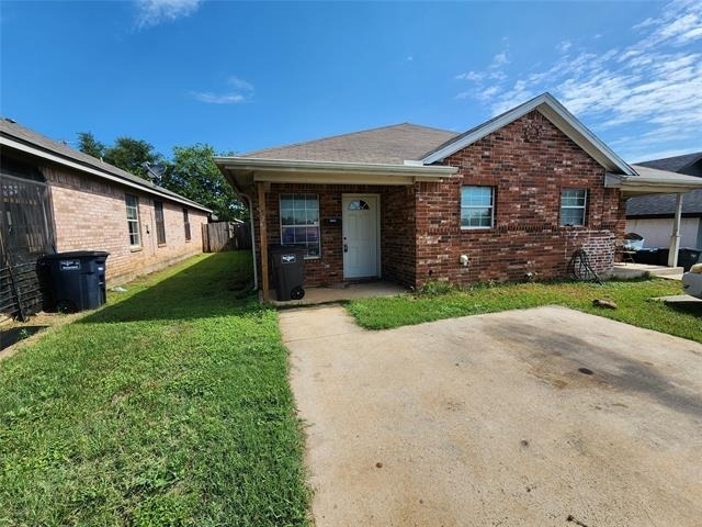 1429 E Robert Street - Photo 1
