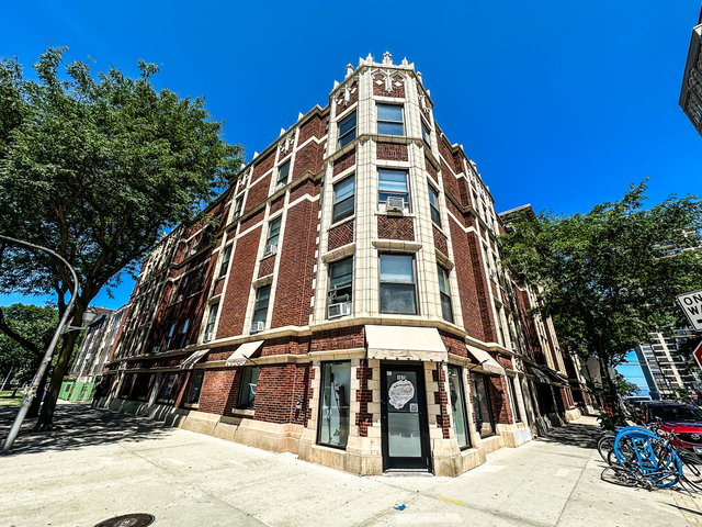 6207 N Winthrop Avenue - Photo 1