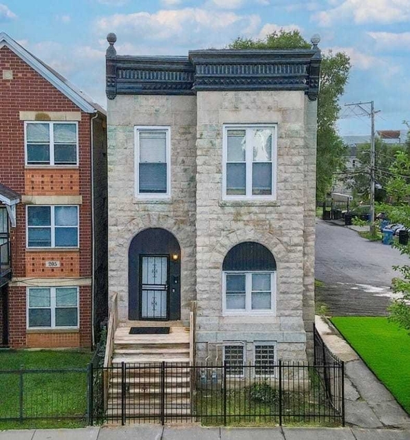 209 S Albany Avenue - Photo 1
