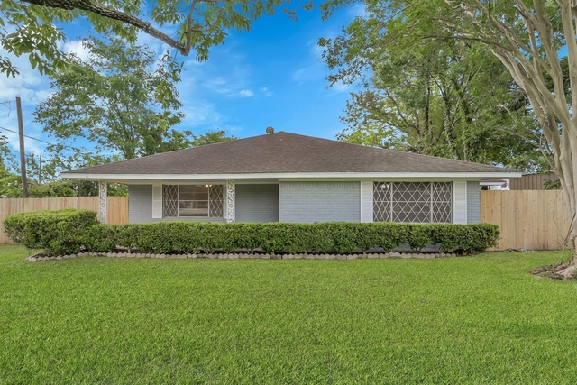 206 E Powell Street - Photo 1