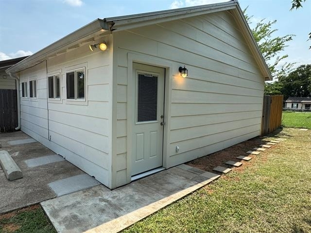 320 W 6th Street - Photo 1