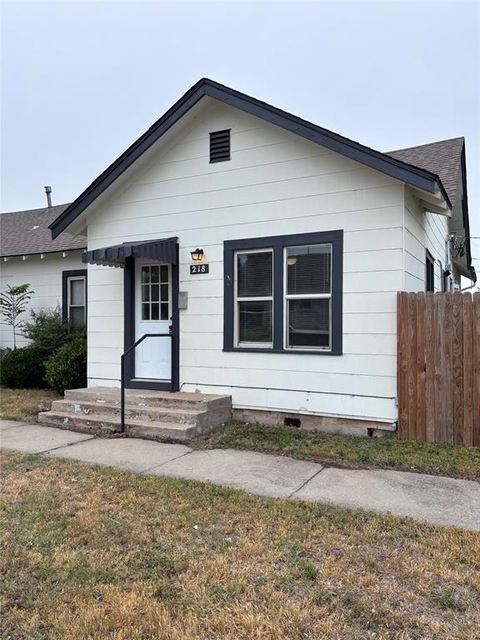 1100 W Wade Avenue - Photo 1