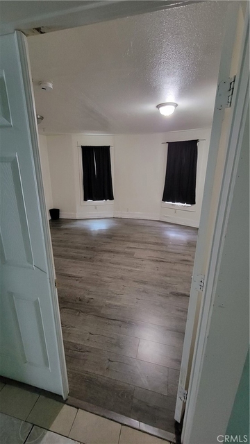 409 W 17th - Photo 1