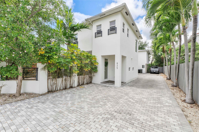 825 Ne 17th Way - Photo 1