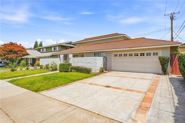 1163 N Lincoln - Photo 1
