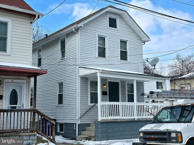 213 Laurel Street - Photo 1