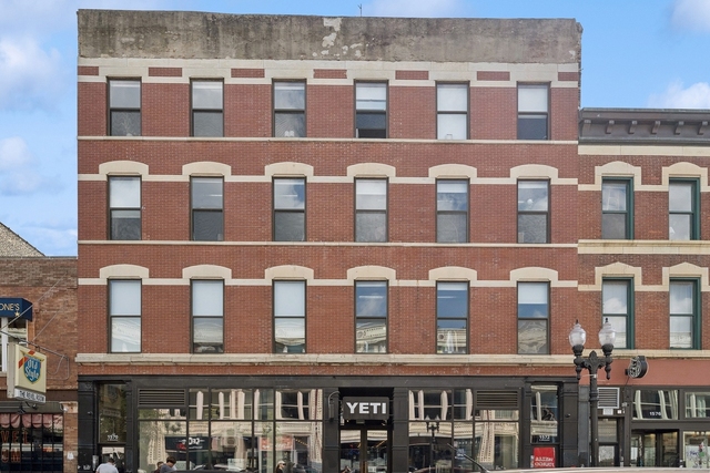 1572 N Milwaukee Avenue - Photo 1