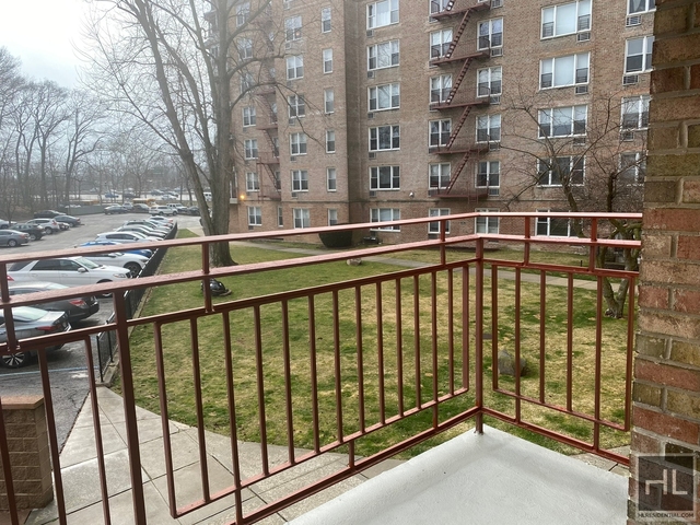 Grand Central Parkway - Photo 1