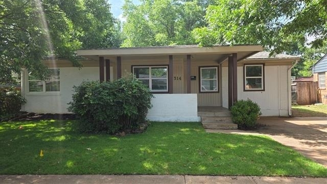 314 16th Street W - Photo 1