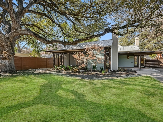 2704 Oakhurst Ave - Photo 1